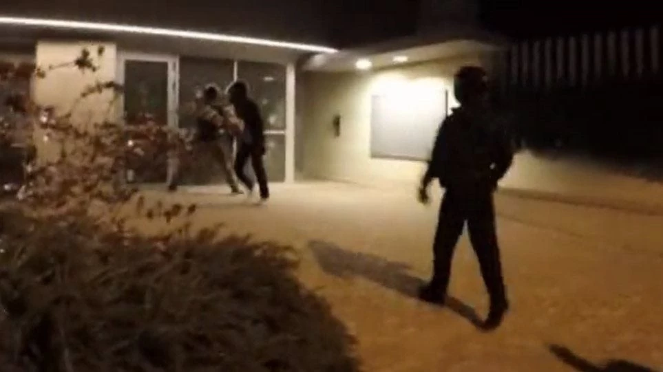 Στο έλεος του «Ρουβίκωνα» η χώρα: Βίντεο-ντοκουμέντο από το «ντου» στη πρεσβεία του Καναδά – Ξεφτιλίζουν την χώρα διεθνώς